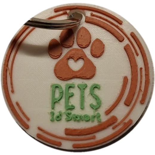Chapa PETS Id Smart impresa en 3D: disco blanco con huella y anillos en terracota, texto PETS Id Smart en verde y chip NFC